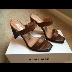 Alias Mae block heel mules, NWOT